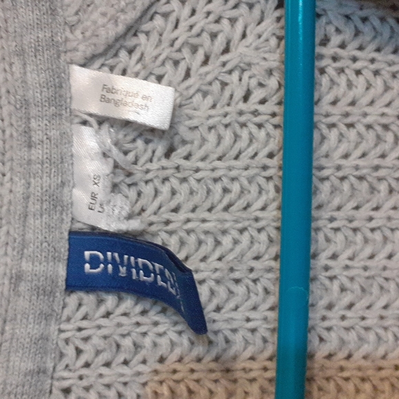 Divided XS button up knit cardigan - Picture 3 of 4